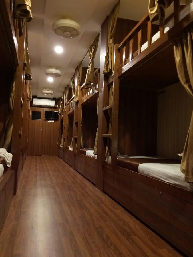 Classic Dormitory Mumbai Bagian luar foto