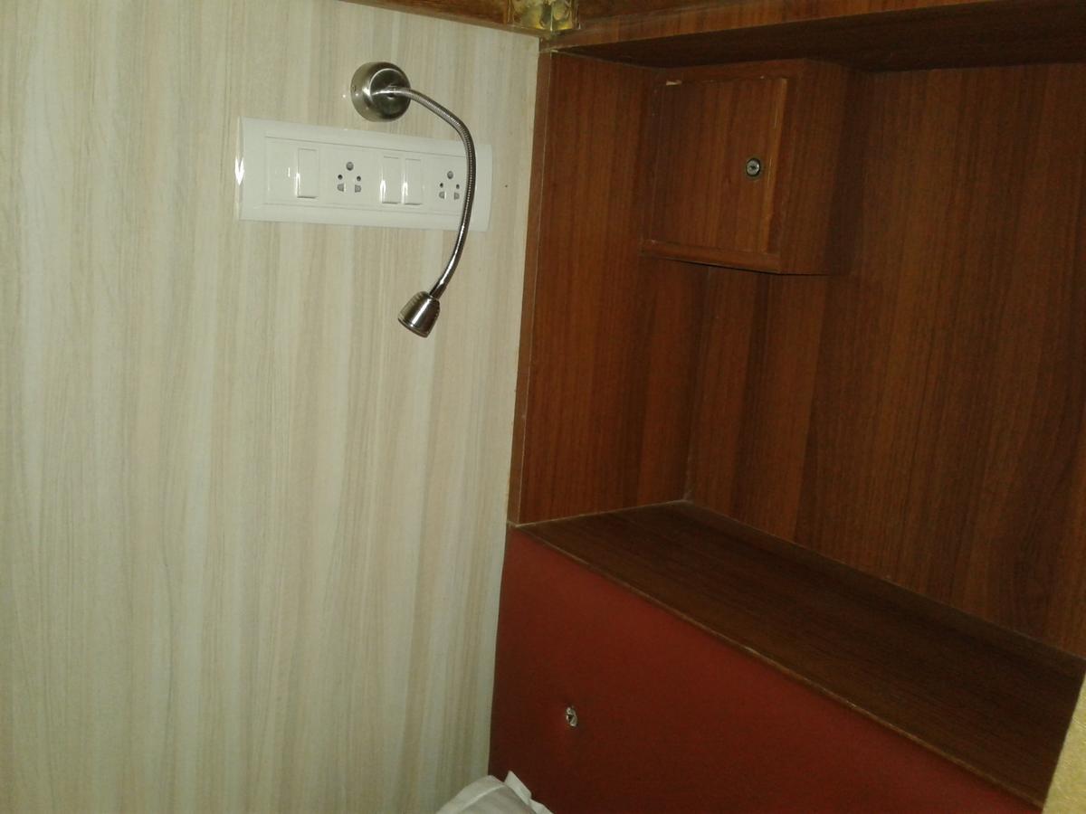 Classic Dormitory Mumbai Bagian luar foto